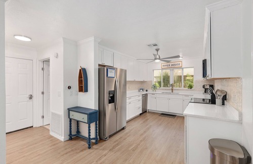 Crystal Shores House | "The River House" Dock, Kayaks, Hot Tub + so much more