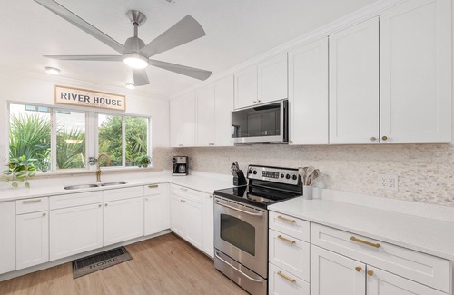 Crystal Shores House | "The River House" Dock, Kayaks, Hot Tub + so much more