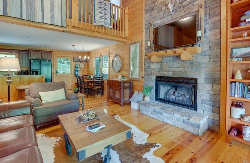 Ellijay House | The River Rest Ellijay Cabin with Hot Tub!