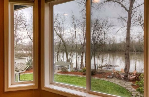 Keizer House | The River Retreat- 4 Bedroom Home on The Willamette River in Salem Oregon