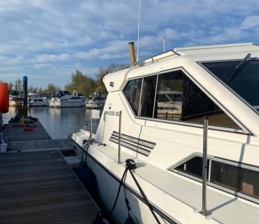 Runnymede Boat Rental | The River Thames - Surrey Boat