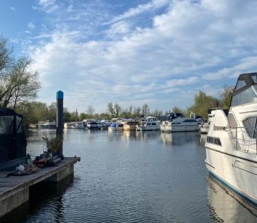 Runnymede Boat Rental | The River Thames - Surrey Boat