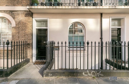 Vincent Square House | The Rochester: Two Historic Townhouses, 12-Bed, 6-Bath | Victoria