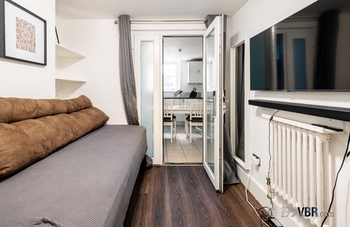 Vincent Square House | The Rochester: Two Historic Townhouses, 12-Bed, 6-Bath | Victoria