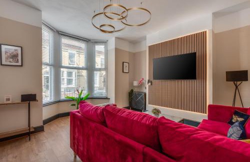 Anfield House | The Rockfield by Serene Stays Stylish 6BR near Anfield with Bar Virgin Media and Fast WiFi