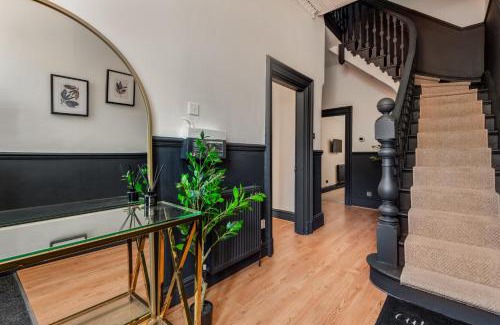 Anfield House | The Rockfield by Serene Stays Stylish 6BR near Anfield with Bar Virgin Media and Fast WiFi