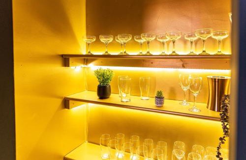 Anfield House | The Rockfield by Serene Stays Stylish 6BR near Anfield with Bar Virgin Media and Fast WiFi