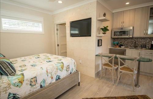 Anna Maria Resort | The Rod and Reel Resort Suite 5