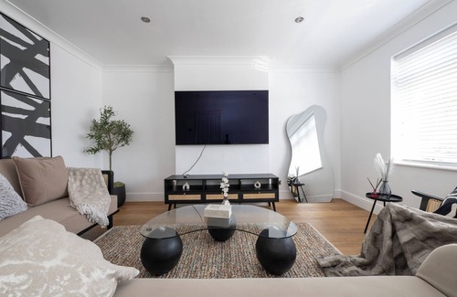 Pettits House | The Romford Oasis - Spacious 4 bedroom escape