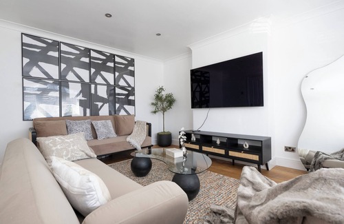 Pettits House | The Romford Oasis - Spacious 4 bedroom escape