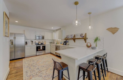 Rosewood House | The Rose Door Retreat w/Huge King Bedroom Suite