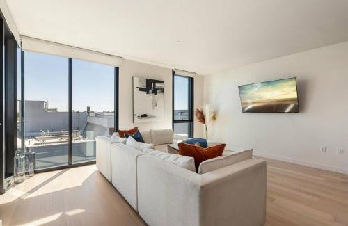 Downtown Apartment | The Rose Quartz - Rooftop Pool, Gym Glamorous Santa Monica 2BR