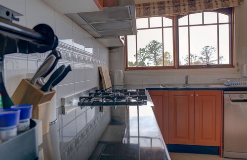 Bathurst House | The Round House ~Truly Unique ~ Sleeps 14 ~ Close to CBD and Mount Panorama!n