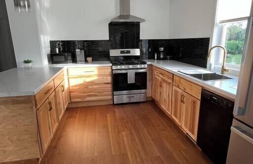 Laurium Apartment | The Royal Union w/king & queen bed