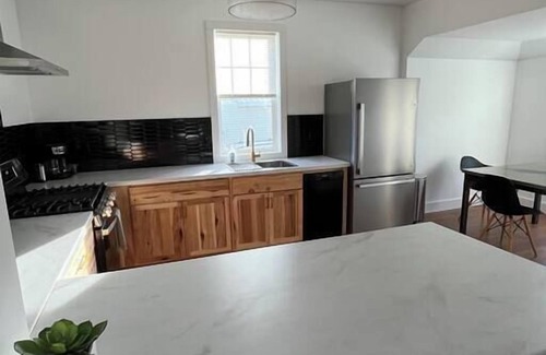 Laurium Apartment | The Royal Union w/king & queen bed