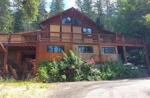 Central Kootenay House | The Rustic Retreat House on Kootenay Lake