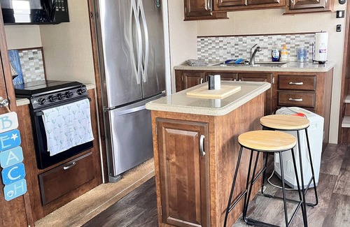 Rogers Bay House | The Sand Castle – Steps to Beach, Bay Fishing & Local Eats