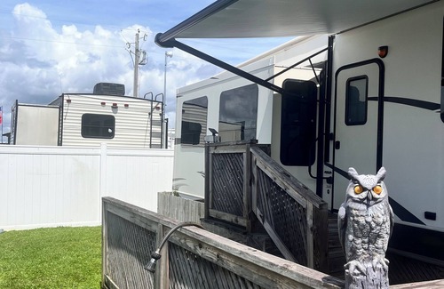 Rogers Bay House | The Sand Castle – Steps to Beach, Bay Fishing & Local Eats