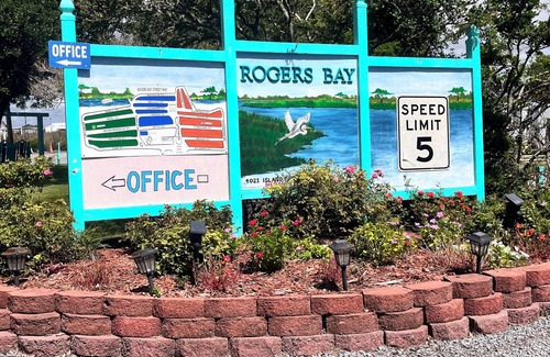 Rogers Bay House | The Sand Castle – Steps to Beach, Bay Fishing & Local Eats