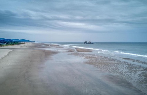 Rockaway Beach House | The Sand Castle - Meredith Lodging