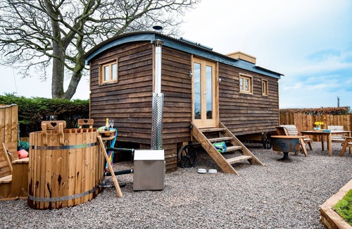 Chathill Cabin | The Sandpiper - sleeps 4 guests in 2 bedrooms