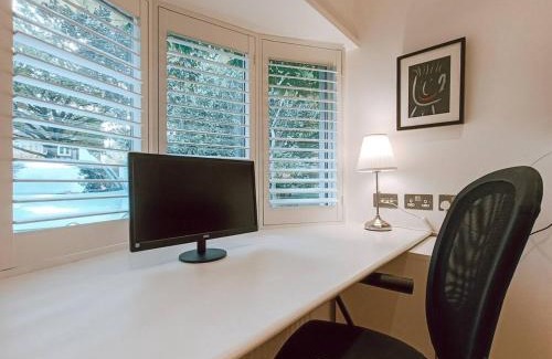Richmond-upon-Thames Apartment | The Sandy Studio Flat In Petersham