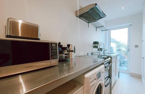 Richmond-upon-Thames Apartment | The Sandy Studio Flat In Petersham