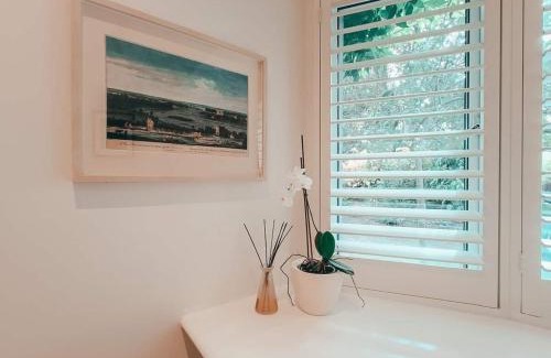Richmond-upon-Thames Apartment | The Sandy Studio Flat In Petersham