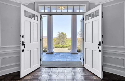 Poughkeepsie Villa | The Scenic Mansion With Breathtaking View