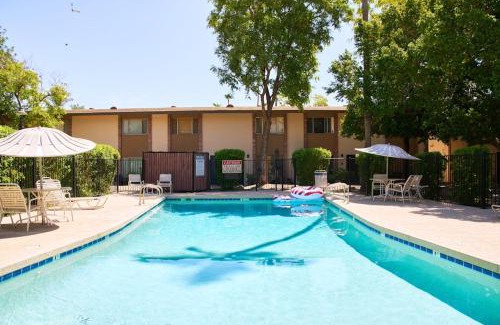 Fashion Square Apartment | The Scott Getaway - Walkable to Old Town, remodeled space, heated pool!