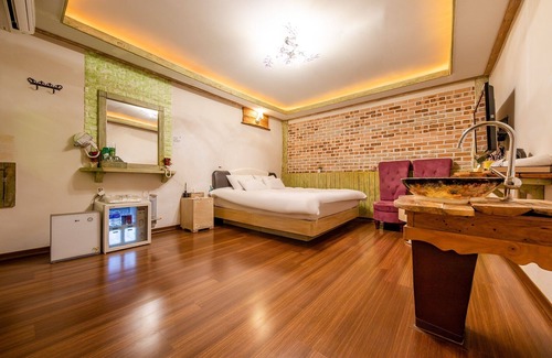 Eumseong Hotel | The Seven Dwarfs in the Eumseong Forest