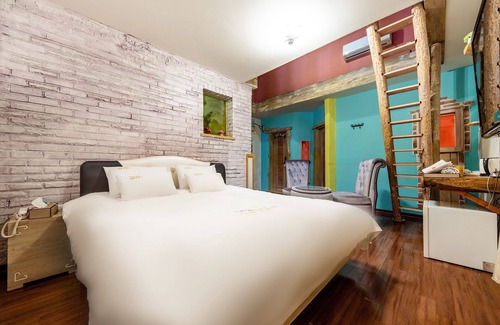 Eumseong Hotel | The Seven Dwarfs in the Eumseong Forest