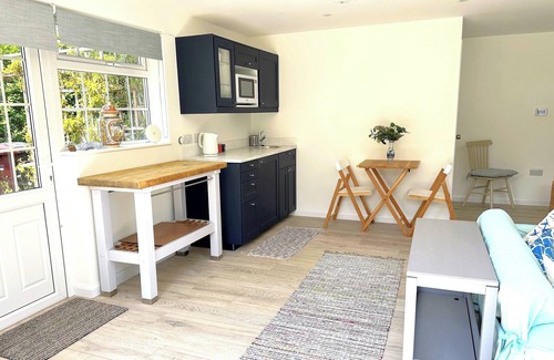 Hunston Apartment | The Shed at The White House is a dog friendly annexe, nestled in the picturesque village of Hunston.