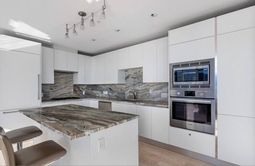 Lower Lonsdale Apartment | The Shipyards Penthouse