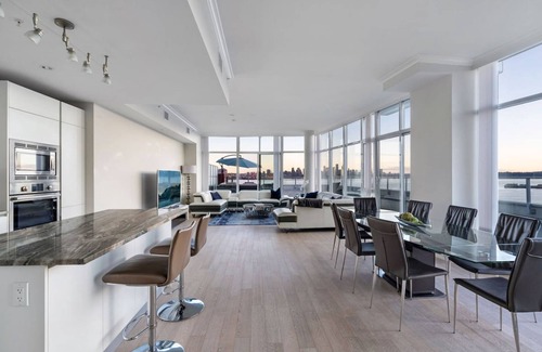 Lower Lonsdale Apartment | The Shipyards Penthouse