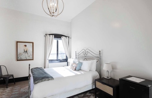 Bisbee Hotel | The Signature Queen with Mountain Views