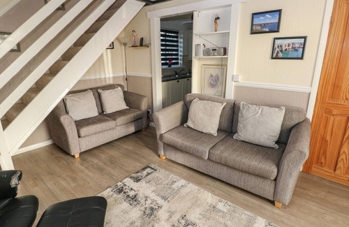 St. Florence Cottage | THE SMITHY, pet friendly, with pool in St Florence