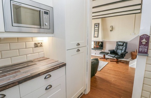 St. Florence Cottage | THE SMITHY, pet friendly, with pool in St Florence