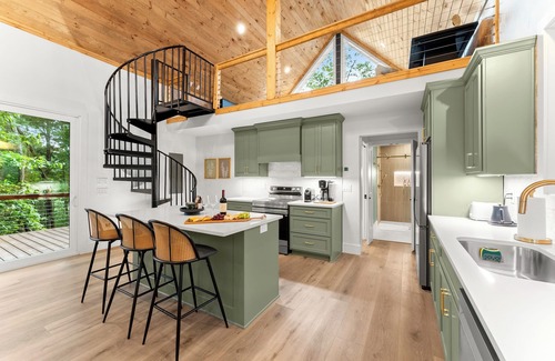 Cleveland Cabin | The Springer Cabin - Luxury Mountain Cabin - Pickleball - Hot Tub - King Beds - < 30 Minutes to Helen