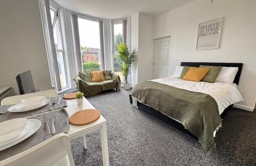 Kidderminster Apartment | THE SPRINGFIELD SUITE - ONE BEDROOM APARTMENT - KIDDERMINSTER CENTRAL - SLEEPS 3 GUESTS - PARKING INCLUDED - WEST MIDLANDS SAFARI PARK LOCATIOn