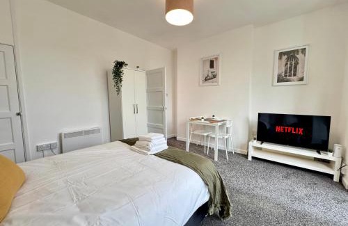 Kidderminster Apartment | THE SPRINGFIELD SUITE - ONE BEDROOM APARTMENT - KIDDERMINSTER CENTRAL - SLEEPS 3 GUESTS - PARKING INCLUDED - WEST MIDLANDS SAFARI PARK LOCATIOn