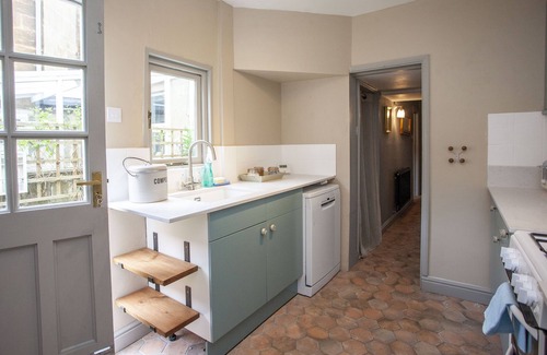 Liskeard Cottage | The Stables - sleeps 8 guests in 4 bedrooms