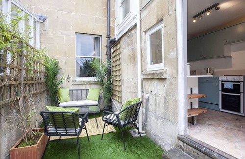 Liskeard Cottage | The Stables - sleeps 8 guests in 4 bedrooms