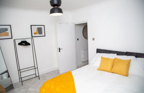 Brondesbury Park Apartment | The Staverton Suite, London