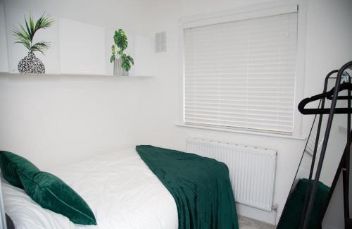 Brondesbury Park Apartment | The Staverton Suite, London
