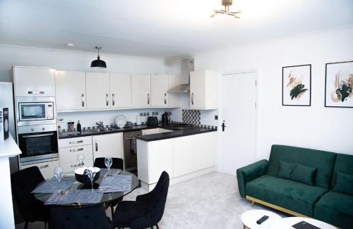 Brondesbury Park Apartment | The Staverton Suite, London