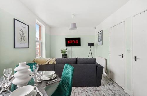 Bristol Apartment | The Stylish Gem - Garden - Sleeps 18