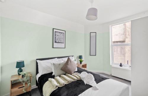 Bristol Apartment | The Stylish Gem - Garden - Sleeps 18