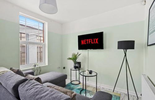 Bristol Apartment | The Stylish Gem - Garden - Sleeps 18