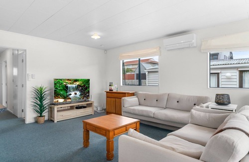 Omaha House | The Summer Pad - Omaha Holiday Home